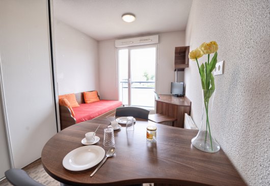 Fully equipped studio in Bron