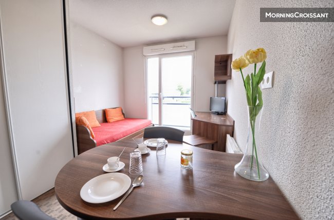 Fully equipped studio in Bron