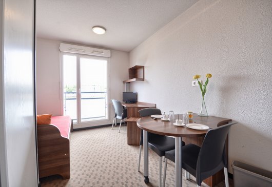 Studio accessible and quiet in Bron