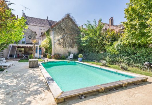 Private rooms facing vineyards