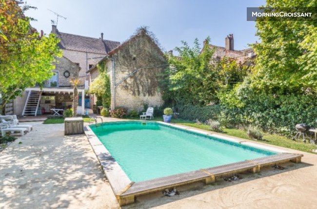 Private rooms facing vineyards