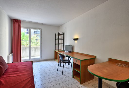 Calm studio, view over the garden