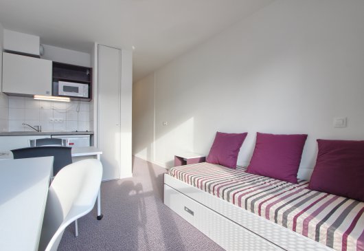 Ideally positioned equipped Studio