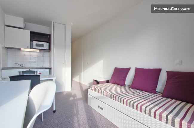 Ideally positioned equipped Studio