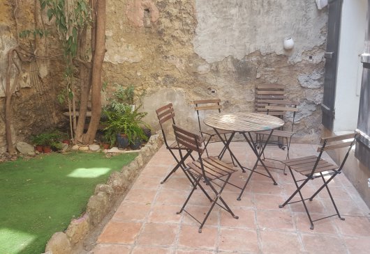 Charming 2-room with little garden