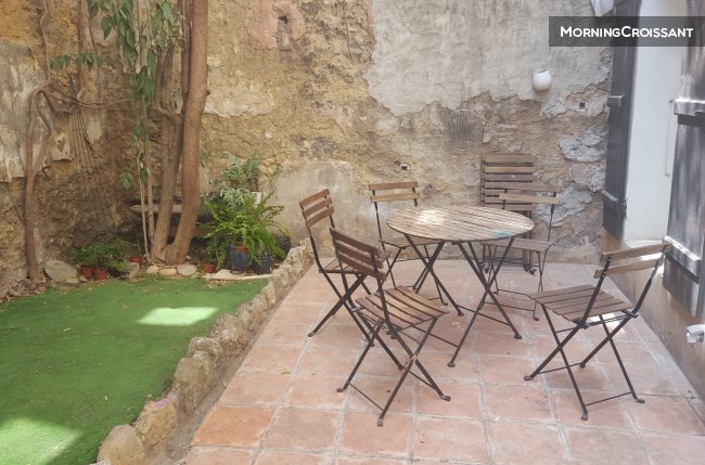 Charming 2-room with little garden