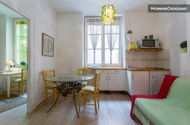 Mezzo Opera T2 near the Opera