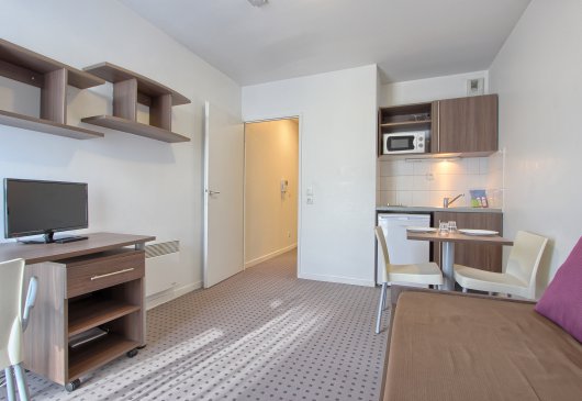 Equipped studio next to subway