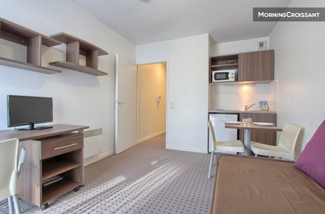 Equipped studio next to subway