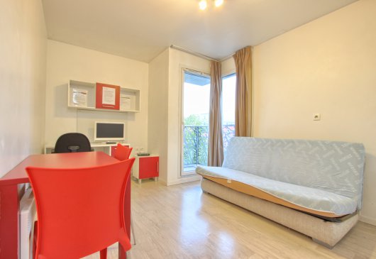 Studio near RER