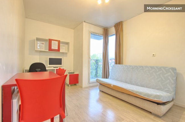 Studio near RER