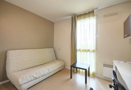 Beautiful studio train station CHR