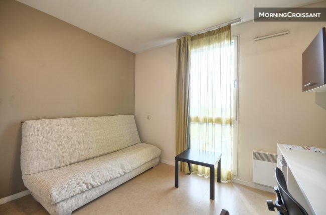 Beautiful studio train station CHR