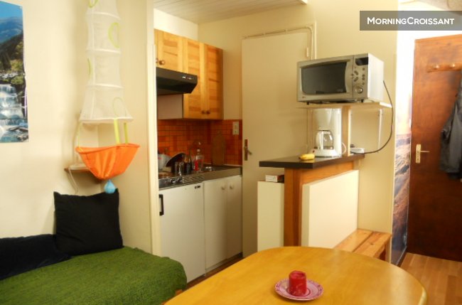 Charming small full studio Center