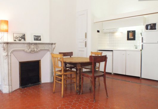 Spacious bourgeois apartment centre