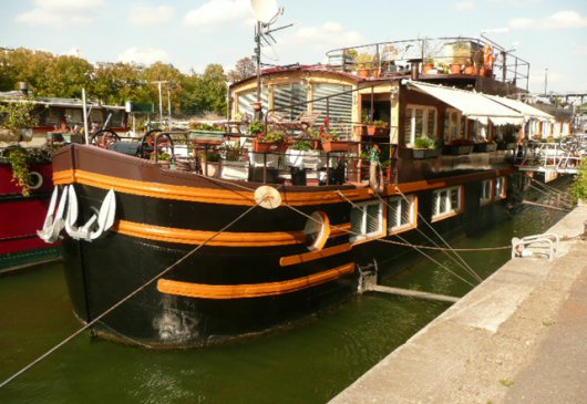 10 sleep on a barge - Eiffel Tower