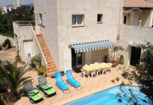 House, pool area St Julien