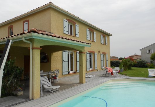 Spacious room in large house