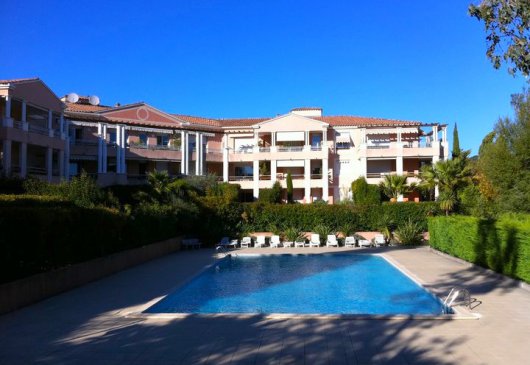 Apartment with swimming pool, terra...