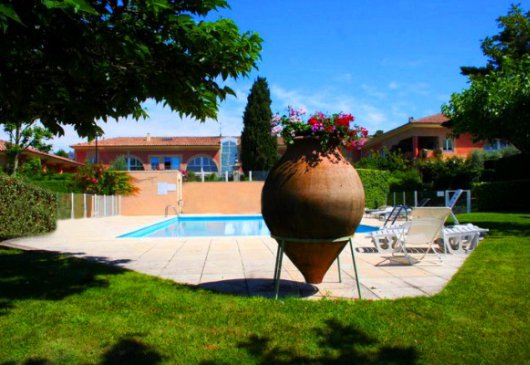 Loft with swimming pool and tennis