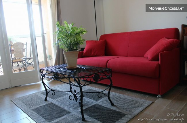 Studio between beach and port