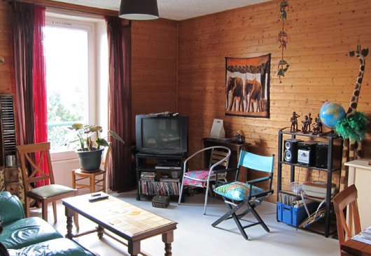 Large bright room centre vil