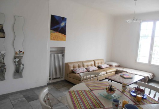 900 sq ft, 2 BR apt close to center