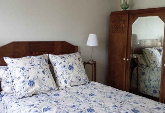 Room near Parc des expositions