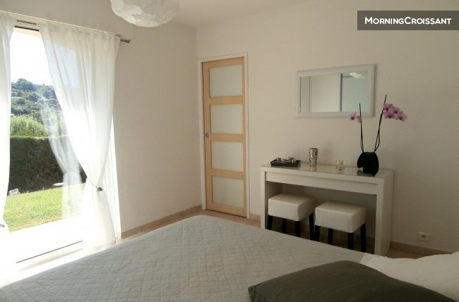 Lovely bedroom garden level