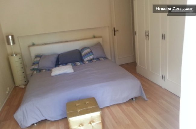 Room in Cannes and bathroom!