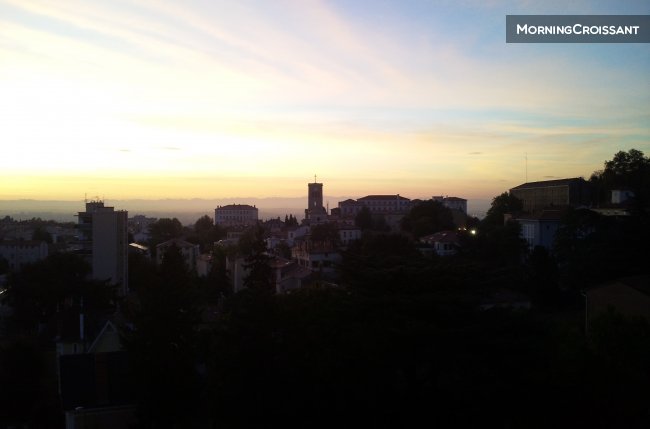 Room furnished with Lyon 5 views