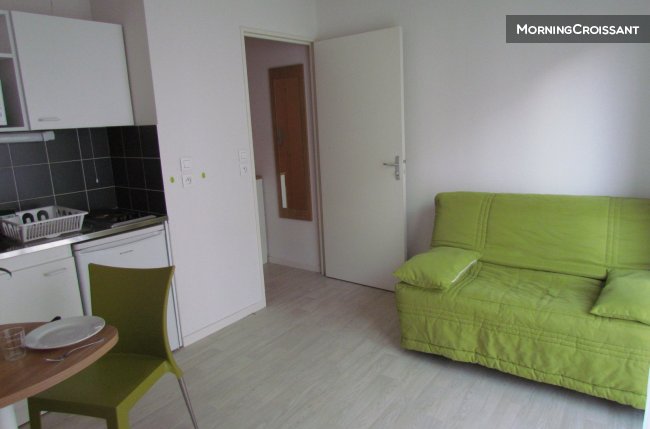 Idealy located studio - République