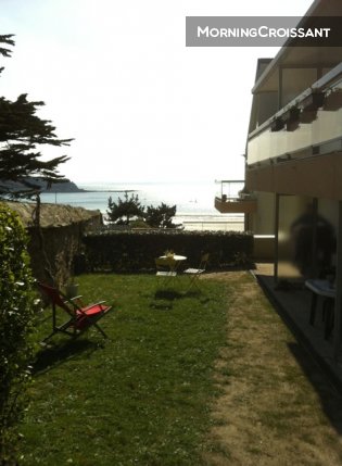 T1 bis feet in the water