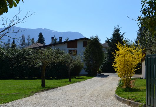 Between lakes and mountains