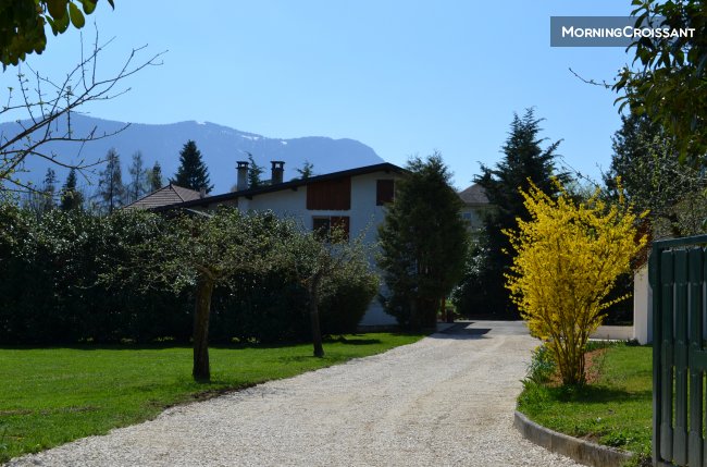 Between lakes and mountains