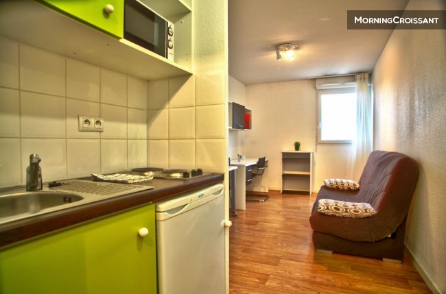 Fully furnished studio downtown	