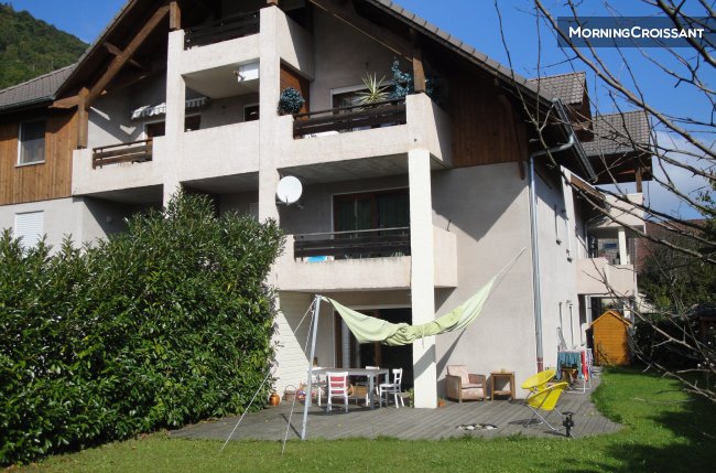 Peace 2 steps away from Annecy