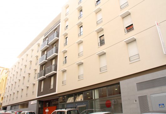 Ideal flat close to train station