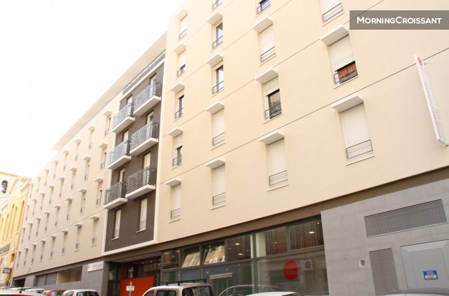 Ideal flat close to train station