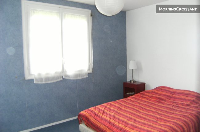 Luminous room in a quiet residence