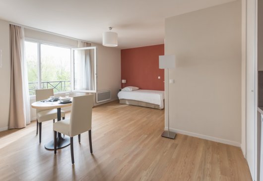 Gorgeous apt near the forest!