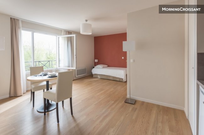 Gorgeous apt near the forest!