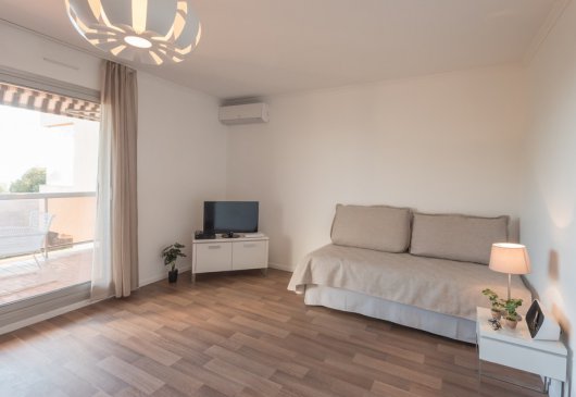 Bright 1BR apt with terrace !