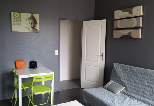 Reims Cathedral, spacious studio 