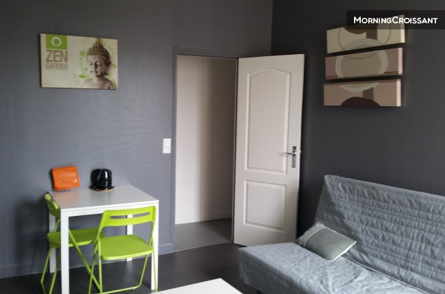 Reims Cathedral, spacious studio 