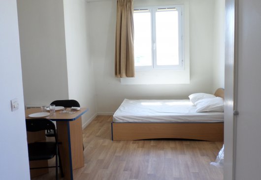 Equipped studio with patio in Issy