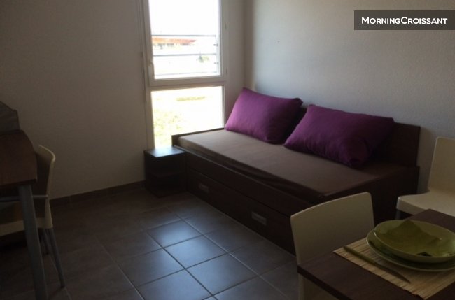 Equipped studio located river side