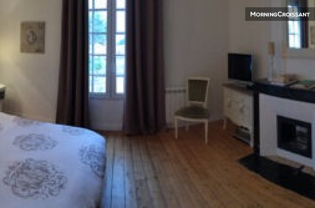 Fishermen house close to the sea 8p