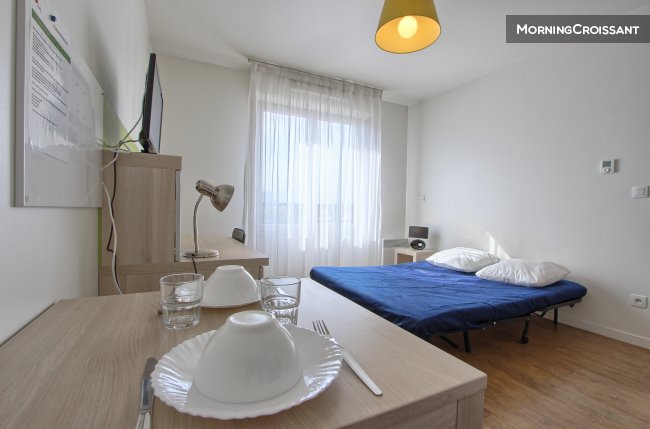 Design Studio 100m from Paris