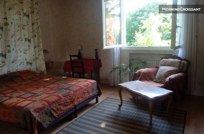 Spacious room along a creek